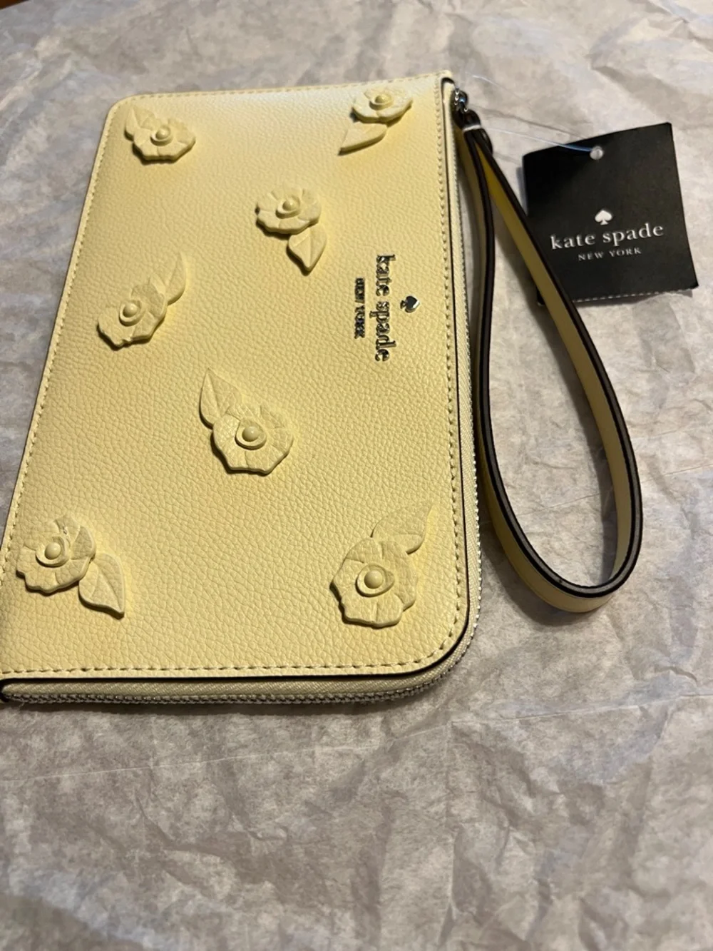 NWT kate spade Yellow Floral Appliqué Wristlet Lemon Fond. (700) YPM Lucy